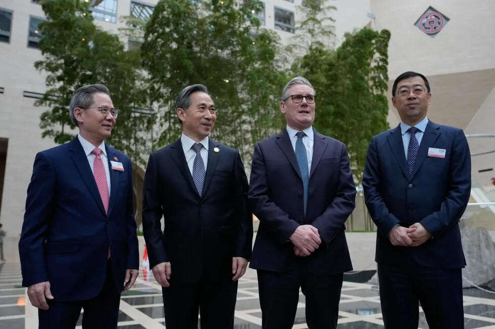 استارمر می‌گوید پس از صدور هشدار ترامپ، بریتانیا «نمی‌تواند سرش را بر سر چین بگذارد».