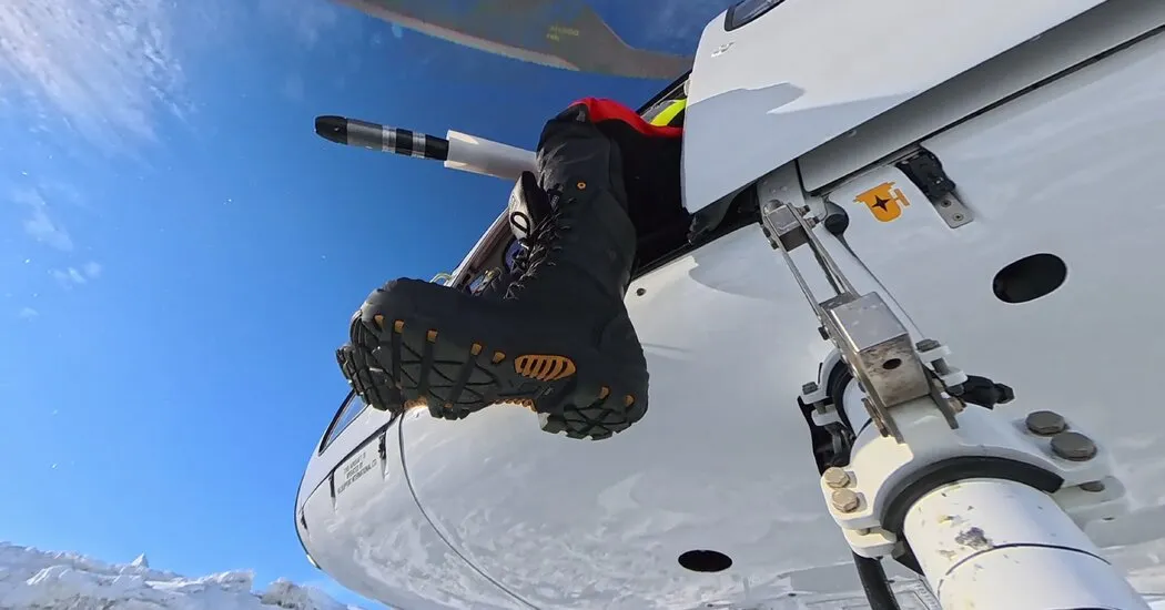 مطالعه یخ قطب جنوب از کنار یک هلیکوپتر