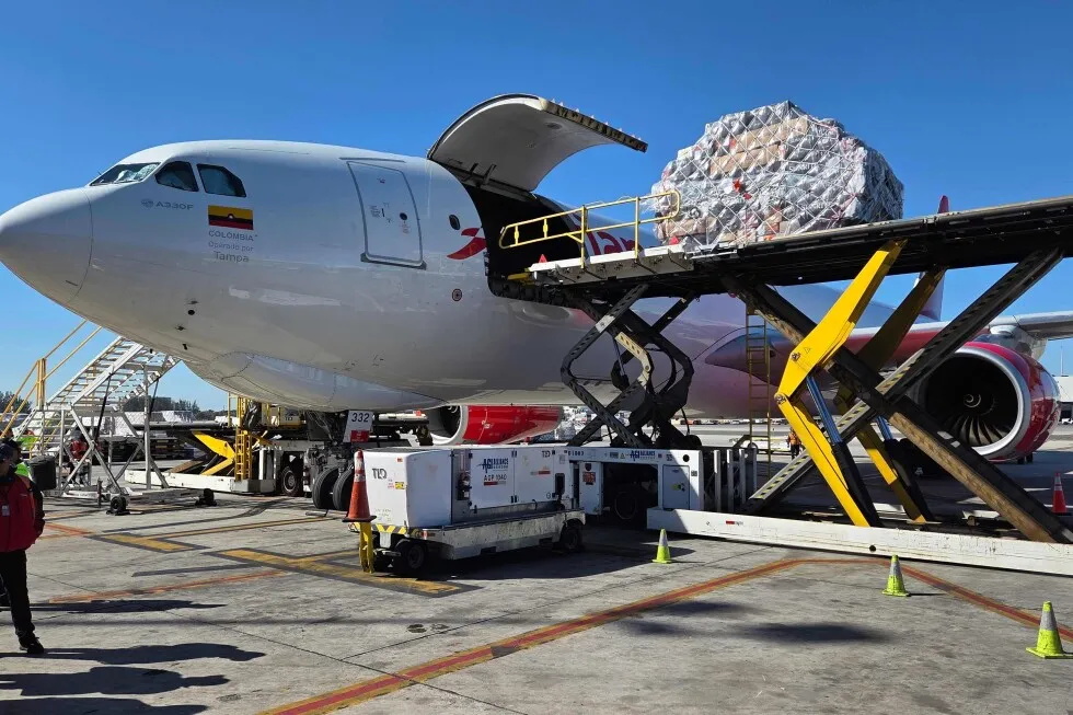 مقامات می گویند که واردات گل ولنتاین در فرودگاه میامی با وجود تعرفه ها و هزینه های بالاتر افزایش می یابد