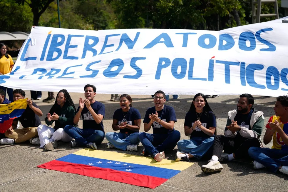 Families of Venezuelans detained for political activism demand their release outside infamous prison