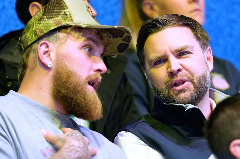 جی دی ونس و جیک پل تیم هاکی زنان ایالات متحده را با هم در بازی های المپیک زمستانی تماشا می کنند