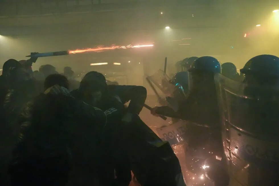 ملونی اقدامات ضد المپیک در میلان را محکوم کرد و تظاهرکنندگان را "دشمنان ایتالیا" خواند.