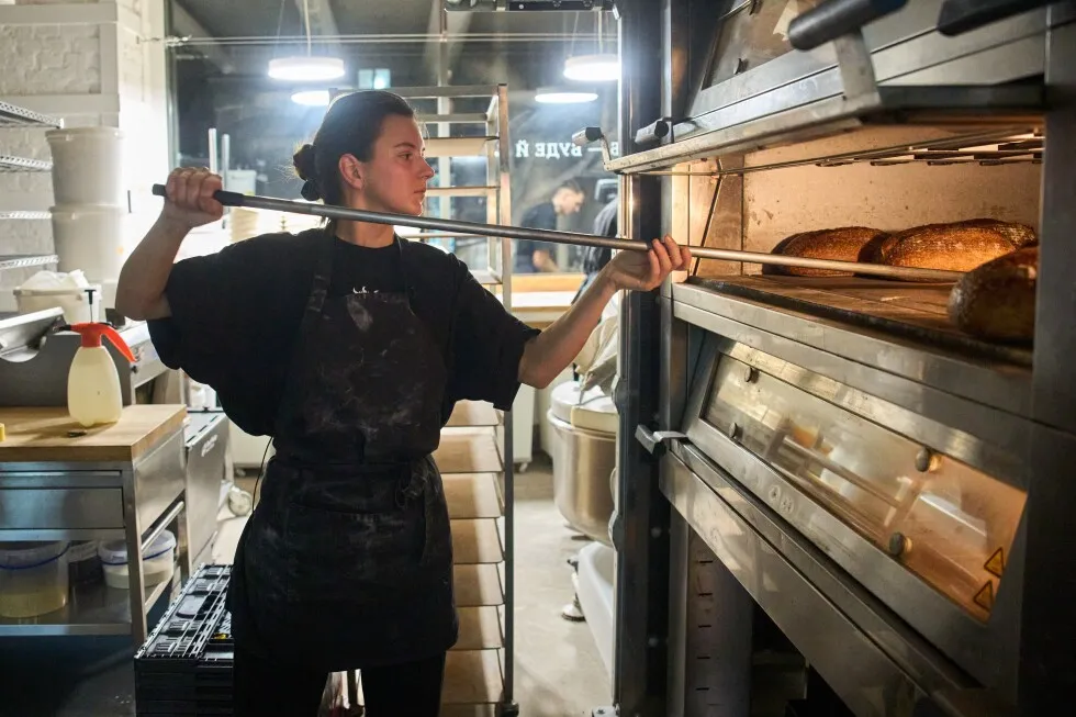 در حالی که حملات روسیه باعث قطع برق و عدم اطمینان می شود، مشاغل اوکراین برای مقابله با این مشکل تلاش می کنند