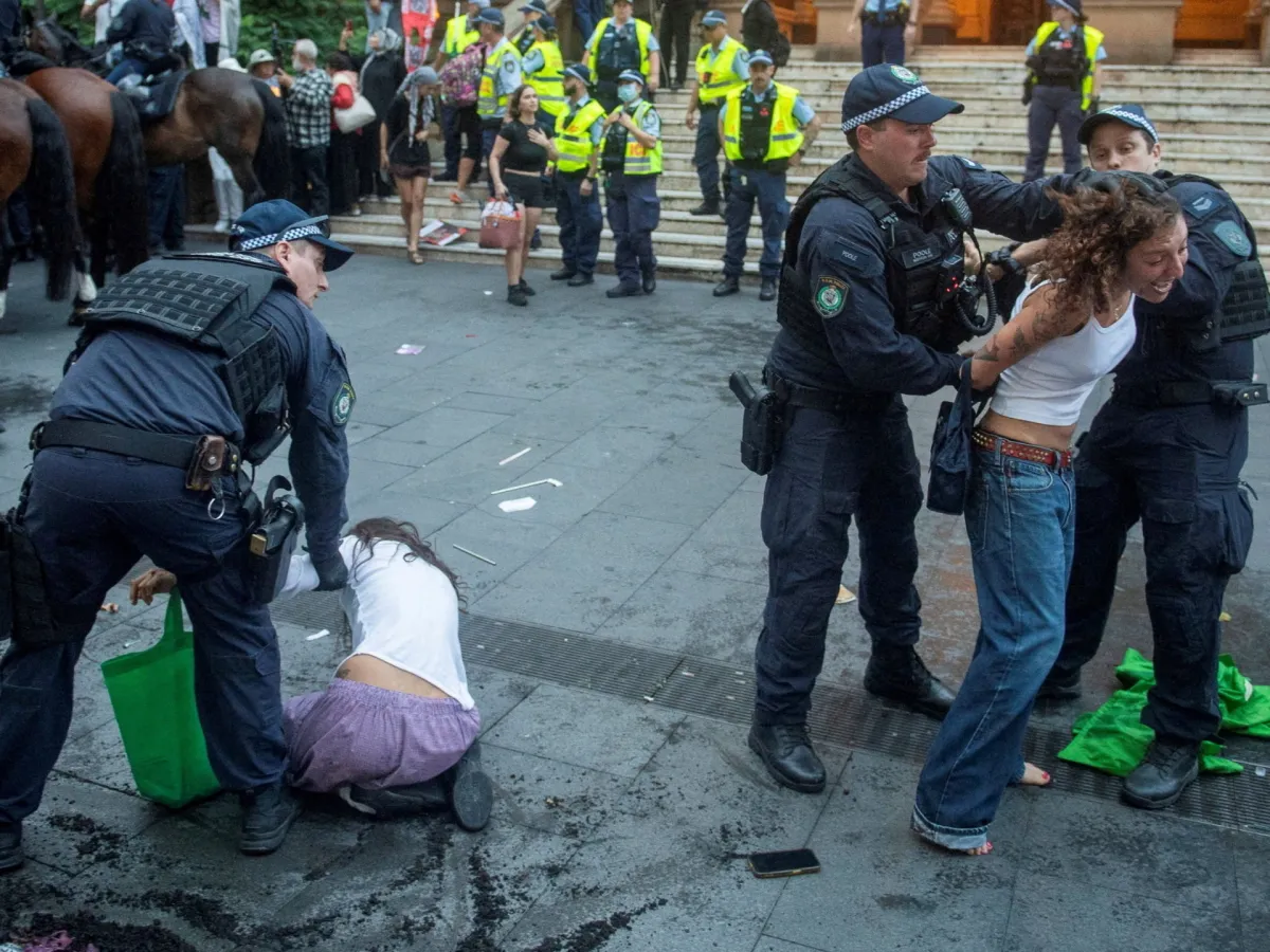 تظاهرات بیشتر استرالیا به سرکوب پلیس در راهپیمایی علیه سفر هرتزوگ