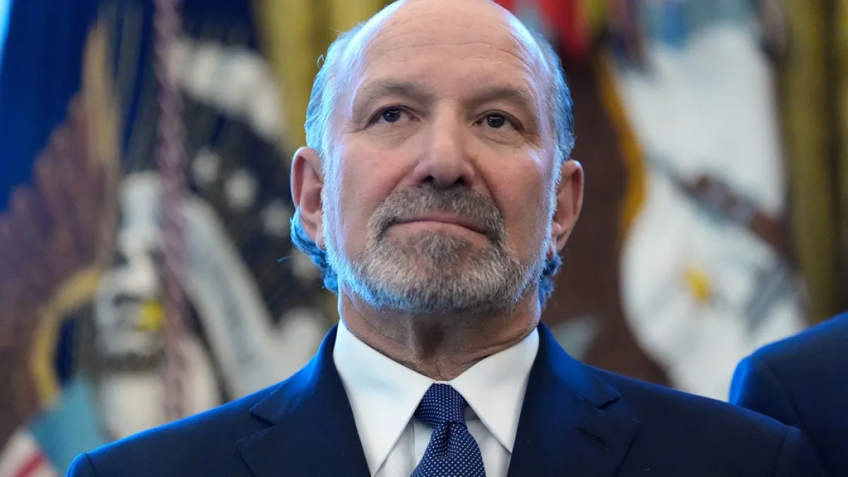 لوتنیک، وزیر بازرگانی ایالات متحده، روابط اپشتین را در میان درخواست استعفا کم اهمیت می داند