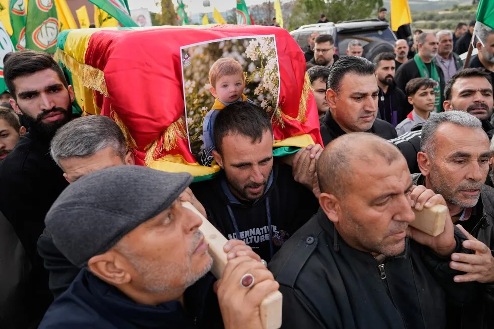 روستایی در جنوب لبنان کودک و پدری را که در حمله هواپیماهای بدون سرنشین رژیم صهیونیستی کشته شدند، دفن کرد