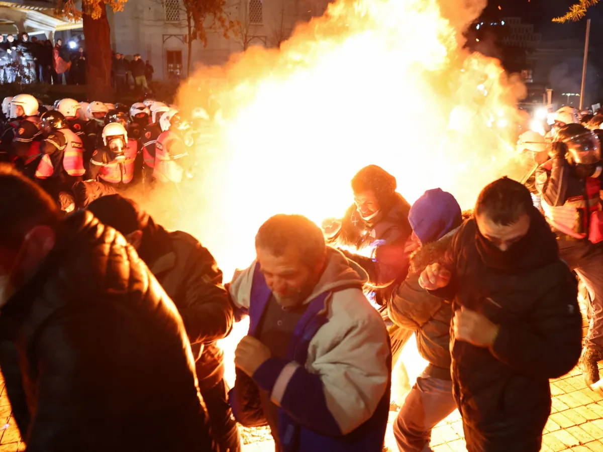 تظاهرات ضد دولتی در آلبانی به خشونت کشیده شد و حداقل 13 نفر دستگیر شدند